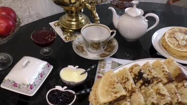 传统的俄国布里尼 煎饼松饼周 Maslenitsa是东斯拉夫人的传统节日 在大斋月前的一周庆祝 — 图库视频影像