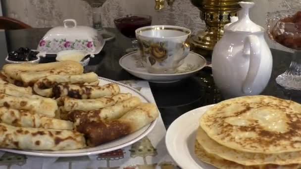 Παραδοσιακό Ρώσικο Μπλίνι Τηγανίτες Τηγανίτες Μασλενίτσα Είναι Μια Παραδοσιακή Σλαβική — Αρχείο Βίντεο