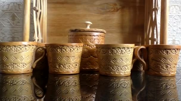カップ 砂糖ボウル ケトル 白樺の樹皮の台所用品 ロシアの民芸品 レトロだ バーチ樹皮の製品は 陶器が発明される前に ほとんどの社会によってよく作られました — ストック動画