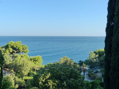 Deniz Burnu. Sahilin ve sahil şeridinin en üst manzarası. Güney Kırım 'da yürüyüş. Kadife mevsimi. Gaspra köyünün alanı (Yalta 'nın bir bölümü) 70 kilometreden fazla bir alan.).