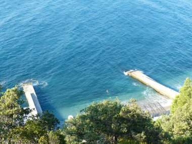 Deniz Burnu. Sahilin ve sahil şeridinin en üst manzarası. Güney Kırım. Kadife mevsimi. Gaspra köyünün alanı (Yalta 'nın bir kısmı, 70 kilometreden fazla bir alan)).