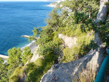 Deniz Burnu. Sahilin ve sahil şeridinin en üst manzarası. Güney Kırım. Kadife mevsimi. Gaspra köyünün alanı (Yalta 'nın bir kısmı, 70 kilometreden fazla bir alan)).