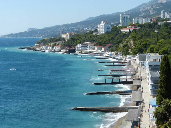 Deniz Burnu. Sahilin ve sahil şeridinin en üst manzarası. Güney Kırım. Kadife mevsimi. Gaspra köyünün alanı (Yalta 'nın bir kısmı, 70 kilometreden fazla bir alan)).