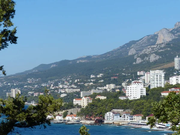 Deniz Burnu. Sahilin ve sahil şeridinin en üst manzarası. Güney Kırım 'da yürüyüş. Kadife mevsimi. Gaspra köyünün alanı (Yalta 'nın bir bölümü) 70 kilometreden fazla bir alan.).