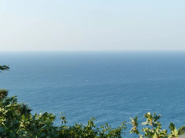 Deniz Burnu. Sahilin ve sahil şeridinin en üst manzarası. Güney Kırım 'da yürüyüş. Kadife mevsimi. Gaspra köyünün alanı (Yalta 'nın bir bölümü) 70 kilometreden fazla bir alan.).