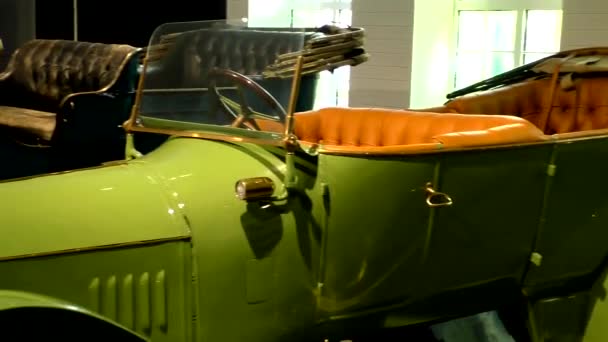 ロシア ピシュマ2021年3月12日 レトロカーの展示会 Benzen 1910 フェートン 4気筒 インライン ドイツ 比較的安価なブランドモデル — ストック動画