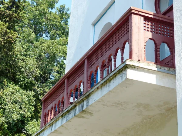 Dulber Sarayı. Doğu tarzı bina, Büyük Dük Peter Romanov 'un çizimlerine göre 1895-1897 yılları arasında Kahire' deki antik tapınak binalarının ruhuna göre inşa edilmiştir.