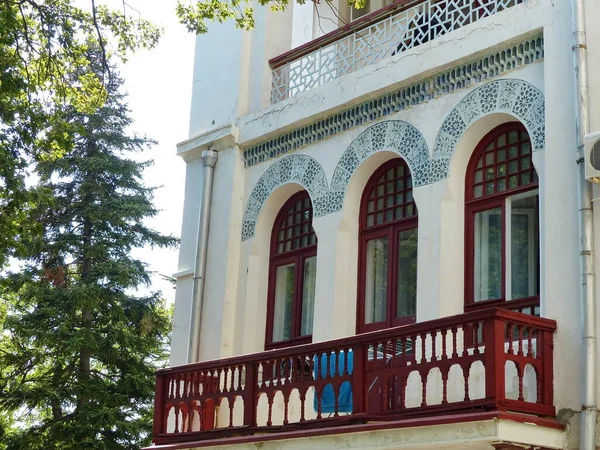 Dulber Sarayı. Doğu tarzı bina, Büyük Dük Peter Romanov 'un çizimlerine göre 1895-1897 yılları arasında Kahire' deki antik tapınak binalarının ruhuna göre inşa edilmiştir.