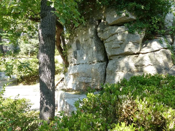 Park Dulber Sarayı. Doğu tarzında bina, Grand Dük Peter Romanov 'un çizimlerine göre 1895-1897 yılları arasında Kahire' deki antik tapınak binalarının ruhuna uygun olarak inşa edilmiştir.