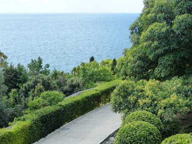 Vorontsov Sarayı Parkı. Vorontsov Sarayı (Alupka) - 1828-1848 yılları arasında ünlü İngiliz mimar Edward Blore tarafından inşa edilen bir romantizm anıtı.