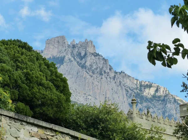Sabahleyin Ai-Petri Dağı 'nda. Vorontsov Saray Parkı 'ndan görüntü. Kırım manzarası. Gaspra köyünün alanı (Yalta 'nın bir kısmı, 70 kilometreden fazla bir alan)).