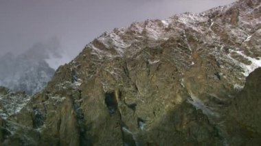 Kar kaplı sopki. Manzara. Batı Sayan Dağları 'nın doğu yamacındaki kanyon. Sayan dağları - Güney Sibirya 'daki iki dağ sisteminin yaygın adı: Batı Sayan ve Doğu Sayan