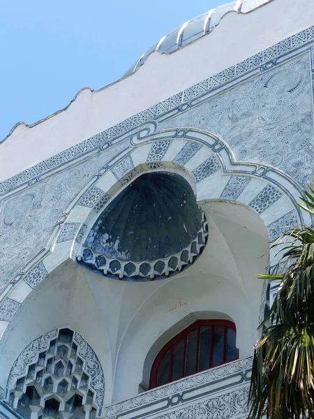 Dulber Sarayı. Doğu tarzı bina, Büyük Dük Peter Romanov 'un çizimlerine göre 1895-1897 yılları arasında Kahire' deki antik tapınak binalarının ruhuna göre inşa edilmiştir.
