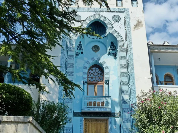 Dulber Sarayı. Doğu tarzı bina, Büyük Dük Peter Romanov 'un çizimlerine göre 1895-1897 yılları arasında Kahire' deki antik tapınak binalarının ruhuna göre inşa edilmiştir.
