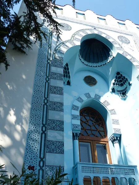 Dulber Sarayı. Doğu tarzı bina, Büyük Dük Peter Romanov 'un çizimlerine göre 1895-1897 yılları arasında Kahire' deki antik tapınak binalarının ruhuna göre inşa edilmiştir.