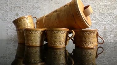 Bardaklar, şeker kasesi ve su ısıtıcısı. Huş ağacından mutfak eşyaları. Rusya 'nın halk gemisi. Geçmişe dönüş. Birch kabuğundan elde edilen ürünler çoğu toplum tarafından çömlek icat edilmeden çok önce üretilmiştir.. 