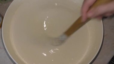 Krep için hamur hazırlıyorum. Geleneksel Rus blini. Krepler. Krep haftası. Maslenitsa, Büyük Perhiz 'den bir hafta önce kutlanan geleneksel bir Doğu Slav bayramıdır..