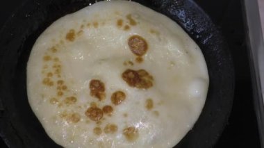 Geleneksel Rus blini. Krepler. Krep haftası. Maslenitsa, Büyük Perhiz 'den bir hafta önce kutlanan geleneksel bir Doğu Slav bayramıdır..