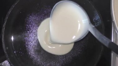 Geleneksel Rus blini. Krepler. Krep haftası. Maslenitsa, Büyük Perhiz 'den bir hafta önce kutlanan geleneksel bir Doğu Slav bayramıdır..