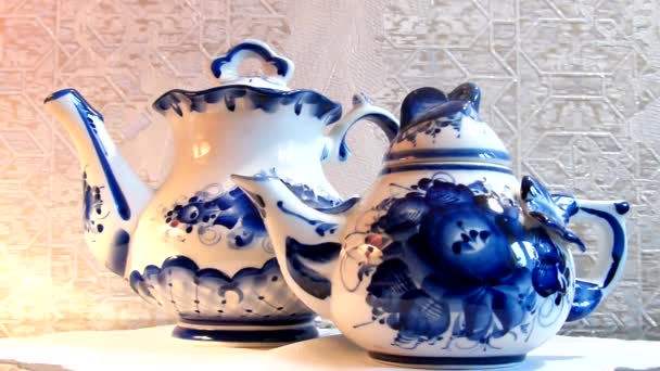 ティーポットだ ロシアの伝統的なGzhelスタイルの家庭用食器 閉鎖だ Gzhel ロシアの陶器や生産磁器の民芸品やロシアの民俗絵画の一種 — ストック動画
