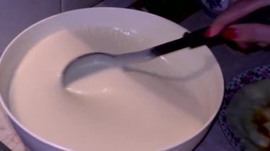 Hamuru krep (yumurta, un, süt) için hazırlıyorum. Geleneksel Rus blini. Pankek haftası (Maslenitsa) Büyük Perhiz 'den bir hafta önce kutlanan geleneksel bir Doğu Slav bayramıdır..