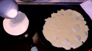 Geleneksel Rus blini. Krepler. Krep haftası. Maslenitsa, Büyük Perhiz 'den bir hafta önce kutlanan geleneksel bir Doğu Slav bayramıdır..