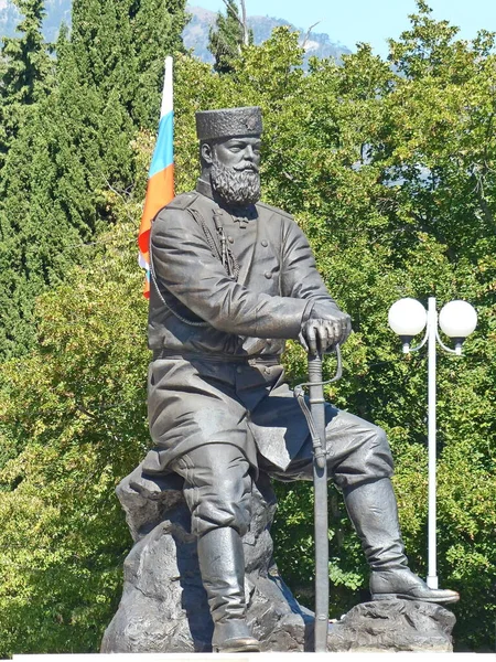 Livadia Sarayı 'nın parkındaki İmparator III. Alexander anıtı, ortasında İmparator' un bronz bir heykeli bulunan bir heykeldir.