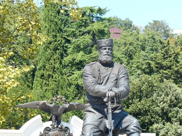 Livadia Sarayı 'nın parkındaki İmparator III. Alexander anıtı, ortasında İmparator' un bronz bir heykeli bulunan bir heykeldir.