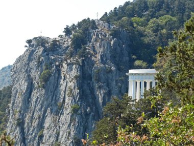 Rotunda çardağı (1843), yüz elli yıldan fazladır Oreanda 'nın üzerinde yükseliyor. Tsarskaya Yolu 'ndan Görünüm.