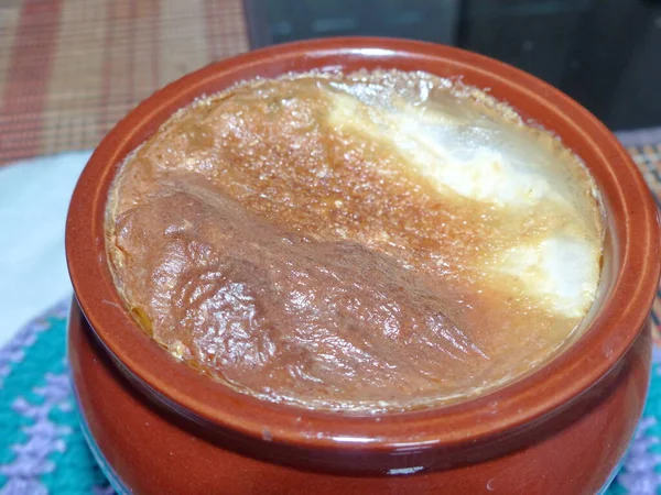 Olla Cerámica Con Papilla Mijo Del Horno Deliciosa Espuma Leche — Foto de Stock