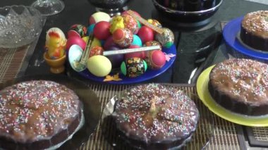 Geleneksel Rus Paskalya Kulişi. Paskalya Pazarı en eski ve en önemli Hıristiyan bayramıdır. Hamursuz Bayramı yemeğinin renkli Paskalya yumurtaları. Rus Mutlu Günler Parlak Paskalyasındaki yazı.!