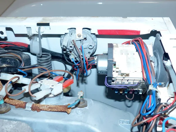 Çamaşır makinesinin kontrol ünitesinin (programcı) değiştirilmesi başarısız oldu. Kendi ellerinle onar. Karışık değil.