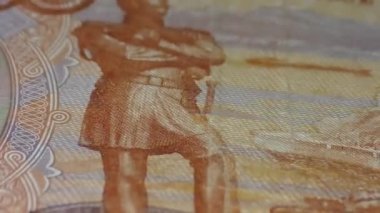 Muhasebeci el ile alınan parayı yeniden hesaplıyor. Rusya Federasyonu 'nun banknotları. Değeri beş bin ruble. Rusça 'daki yazı: 