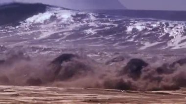 Kıyıda büyük dalgalar dönüyor. Fırtına..