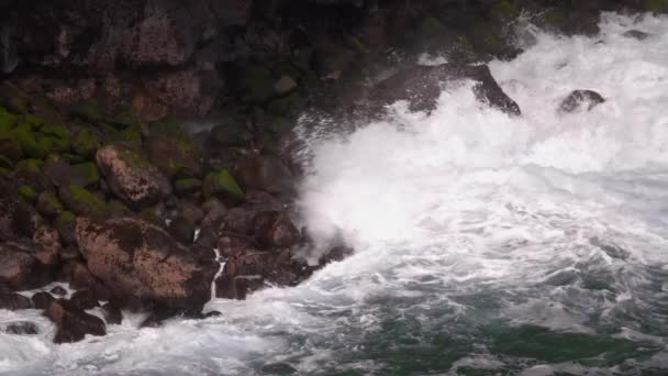 Морський Серфінг Прибережні Скелі Хвилі Ють Скелях Іскрують Мільйонами Бризок — стокове відео