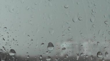 Gri bir sonbahar gününde cama düşer. Sonbaharın sonları çabuk geçer. Doğanın gözyaşları pencerenin camında uçuşuyor..