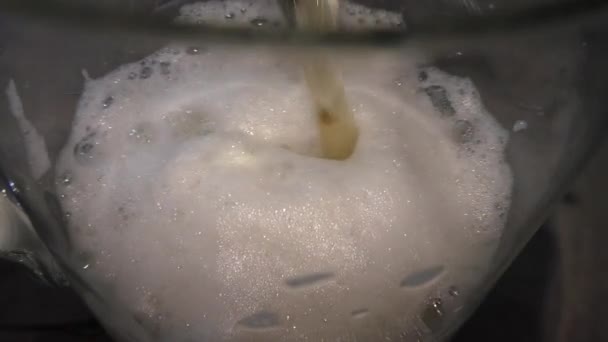 Свежее Опьяняющее Пиво Наливают Стакан Пена Пузырьки Натуральный Продукт Пена — стоковое видео