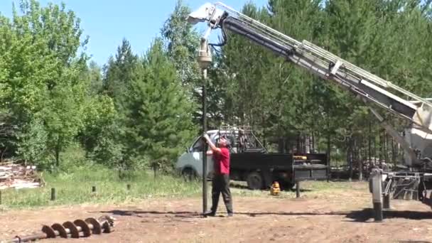 Skruva Metallskruv Hög Grunden Ett Trähus Med Hjälp Yamobur Byggande — Stockvideo