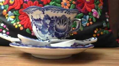 Rus usulü çay kaşığı çay fincanı ve çay kaşığı. Gzhel-Rus halk sanatları seramik ve prodüksiyon porselenleri ve bir çeşit Rus halk resimleri. Arkaplan bulanıklığı