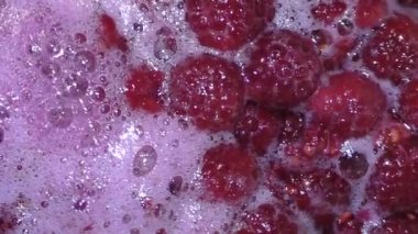 Ev yapımı ahududu reçeli. Reçel pişirme becerisi, meyvelerin buruşmaması, kaynatmamasıdır, ama eksiksiz ve düzenli kalır. Ahududu gerçek bir vitamin deposudur..