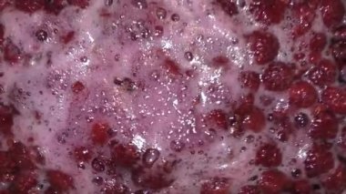 Ev yapımı ahududu reçeli. Reçel pişirme becerisi, meyvelerin buruşmaması, kaynatmamasıdır, ama eksiksiz ve düzenli kalır. Ahududu gerçek bir vitamin deposudur..