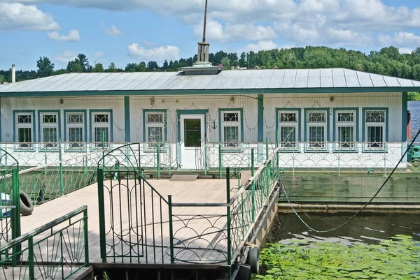 Antik Volga şehri Ples 'in iniş sahnesi. Rusya 'nın Altın Yüzüğü. Turistlerin en çok ziyaret ettiği yerlerden biri.