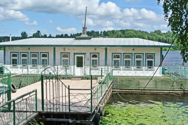 Antik Volga şehri Ples 'in iniş sahnesi. Rusya 'nın Altın Yüzüğü. Turistlerin en çok ziyaret ettiği yerlerden biri.