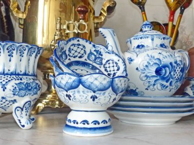 Geleneksel Rus Gzhel tarzında sofra takımı. Gzhel-Rus halk sanatları seramik ve prodüksiyon porselenleri ve bir çeşit Rus halk resimleri..