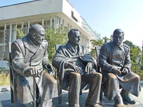 Stalin, Churchill ve Roosevelt anıtı, liderlerin Livadia Sarayı 'nın İtalyan avlusunda bulunan üç büyük Hitler karşıtı koalisyonun ünlü bir sahne fotoğrafı..