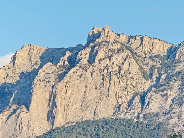 Güneş doğarken sabahın erken saatlerinde Ai-Petri Dağı 'nda. Kırım manzarası. Gaspra köyünün alanı (Yalta 'nın bir kısmı) 70 kilometreden fazladır.).