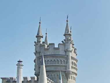 Kırım 'ın güney kıyısının amblemi olan denizin tepesindeki yuva-gotik şatoyu kırlangıçlar. Büyük Yalta 'daki 40 metrelik dik Aurora kayalık Cape Al-Todor' da yer almaktadır..