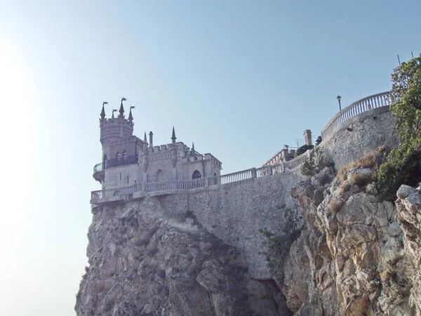 海の崖の上にツバメの巣 ゴシック様式の城 クリミアの南海岸の紋章 標高40メートルの急峻なオーロラ岬の上に位置する Totor Greater Yalta — ストック写真
