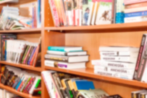 Böcker i bokhyllan — Stockfoto