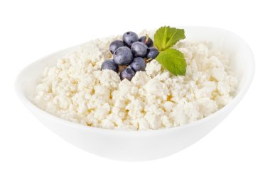 yaban mersini ile bir kase içinde izole süzme peynir
